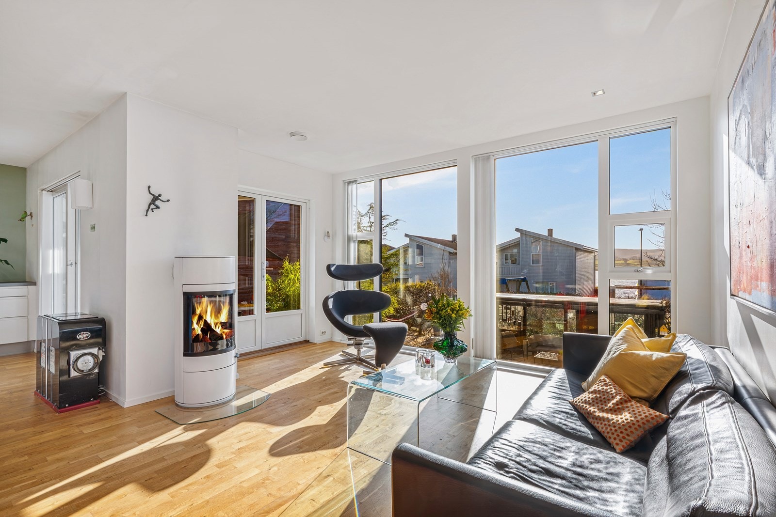 De store vindusflatene gir boligen rikelig med naturlig lys. Galleribilde