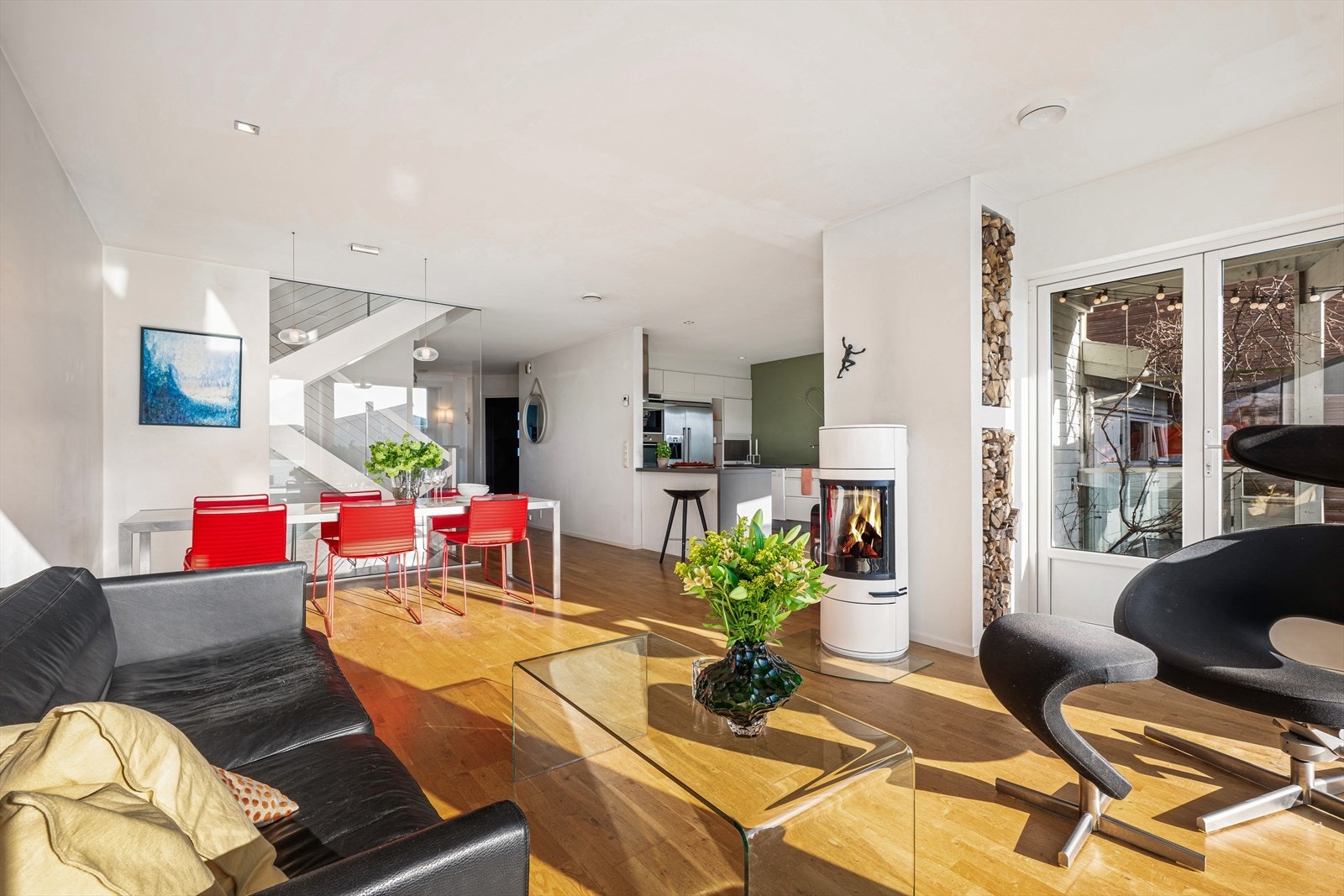 Stuen/spisestuen er romslig med god plass til både sofagruppe og spisebord. Galleribilde