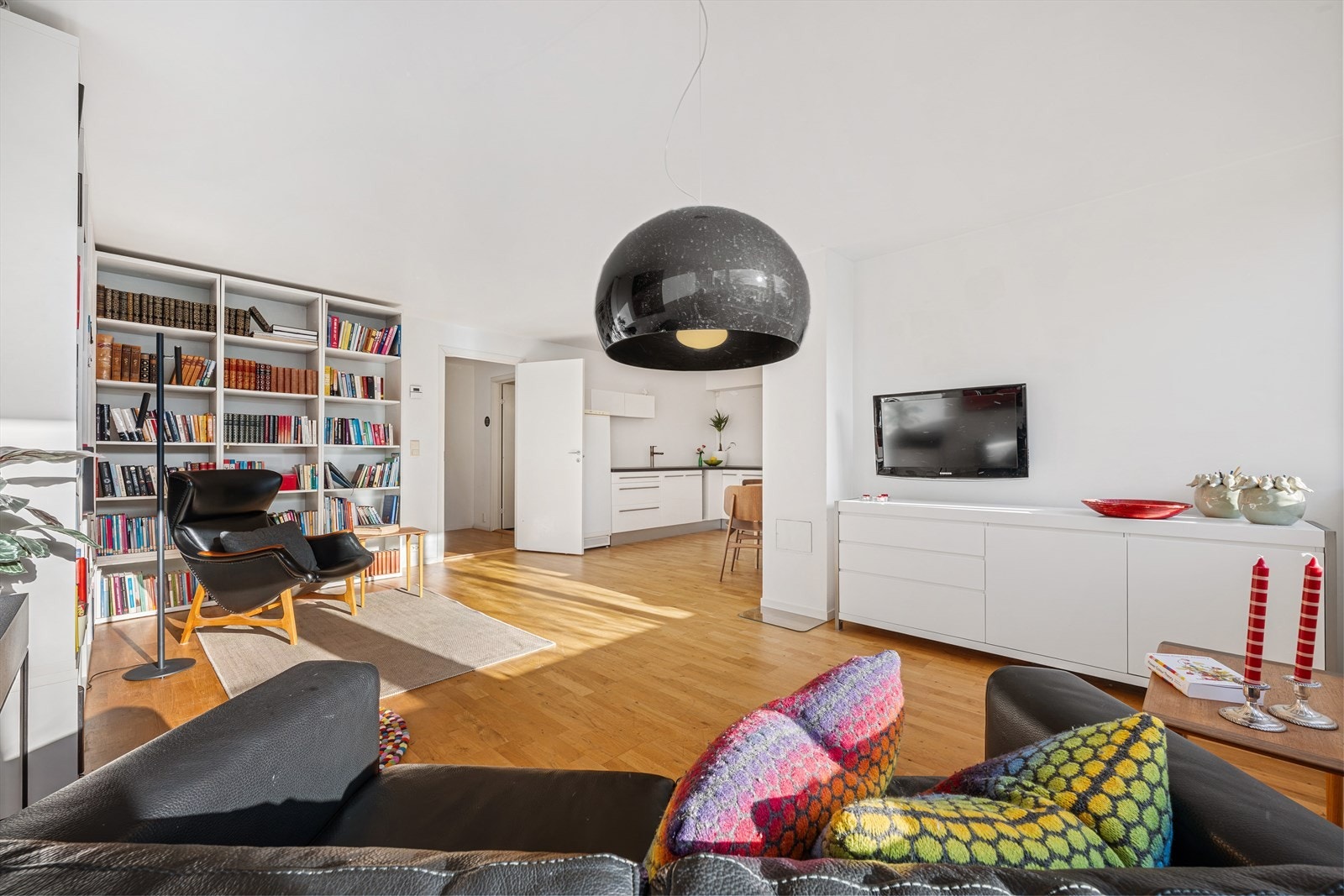 Lys og trivelig kjellerstue med god takhøyde. Galleribilde