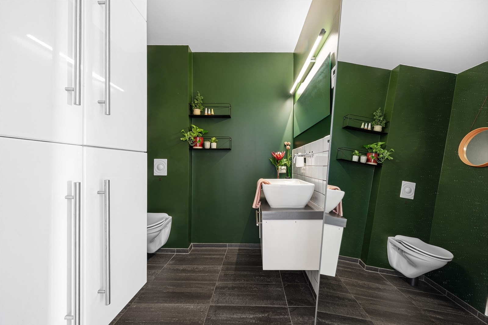 Badet i 1.etasje har fliser på gulv, malt glassfibertapet og vannbåren gulvvarme. Galleribilde