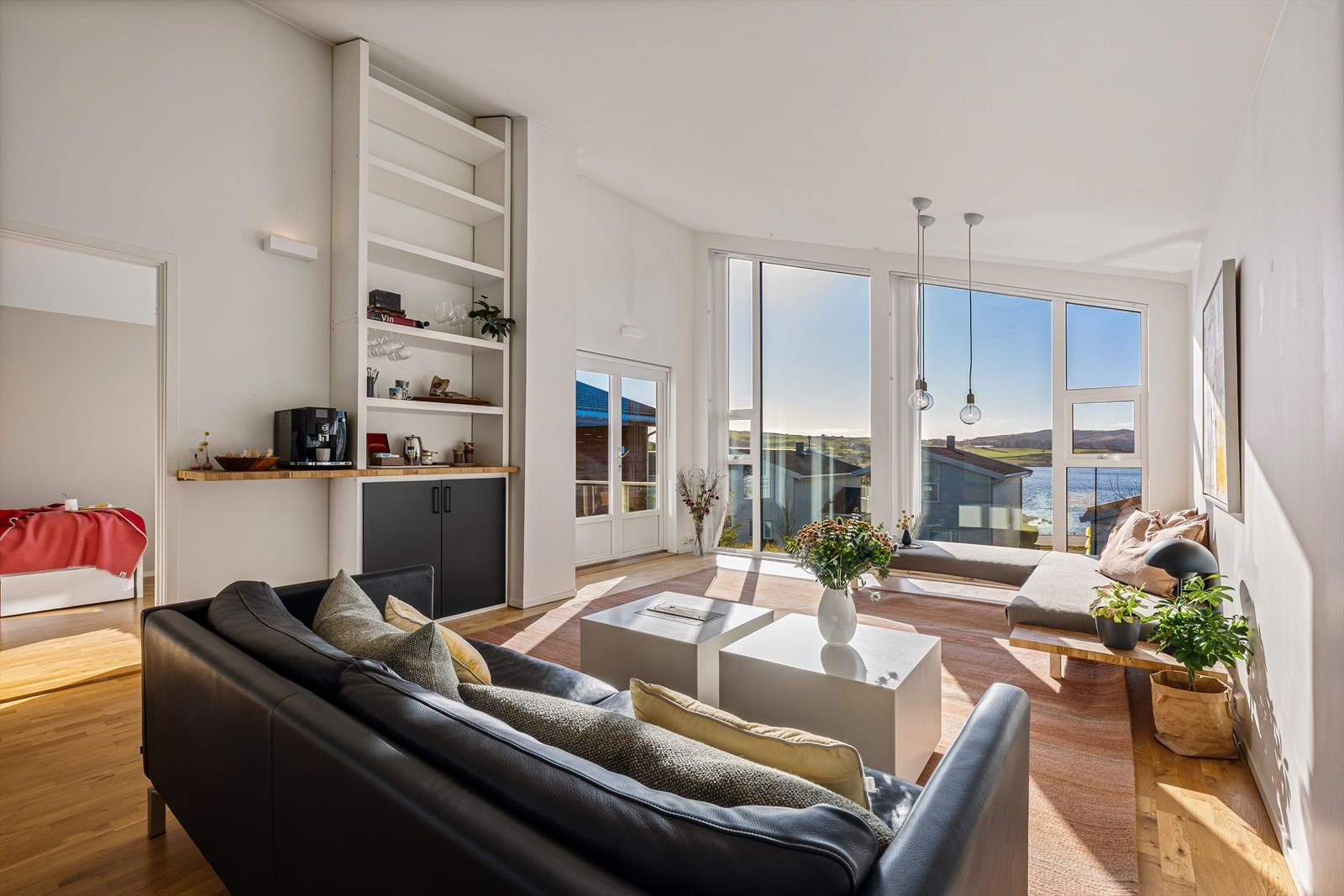 Loftstuen er av god størrelse med mulighet for flere sittegrupper Galleribilde