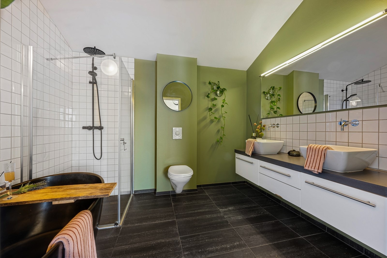 På badet i 2.etasje får du flislagt gulv med vannbåren varme, to servanter, dusj og badekar Galleribilde