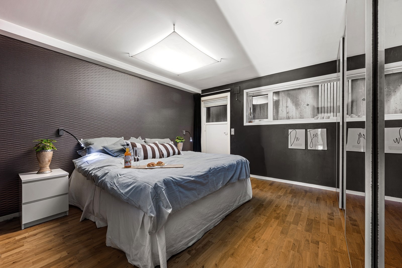 Soverom i kjeller med egen inngang Galleribilde