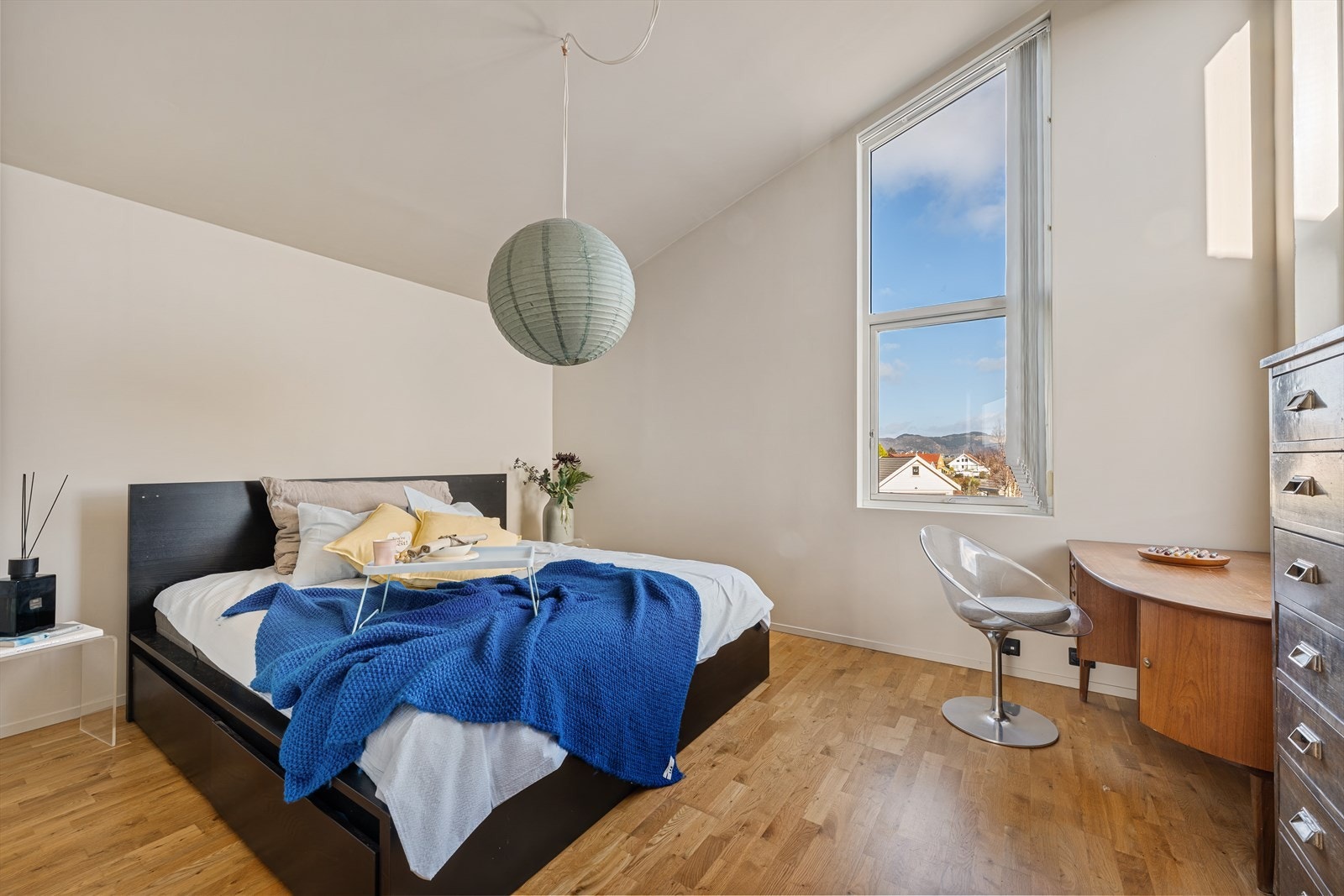 Hovedsoverommet er av god størrelse med god takhøyde Galleribilde