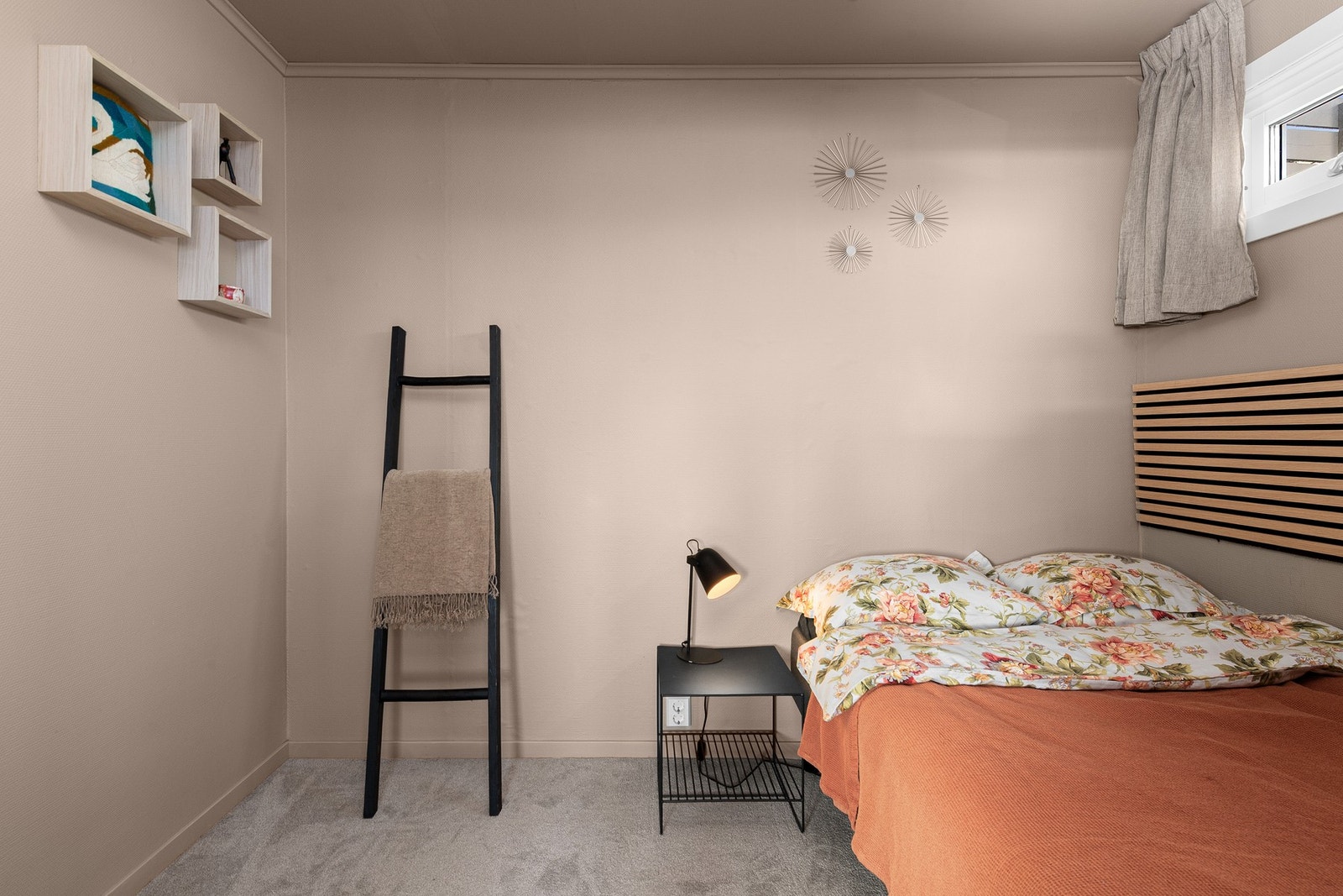 Malte vegger og tak i en behagelig farge og teppebelegg på gulv. Galleribilde