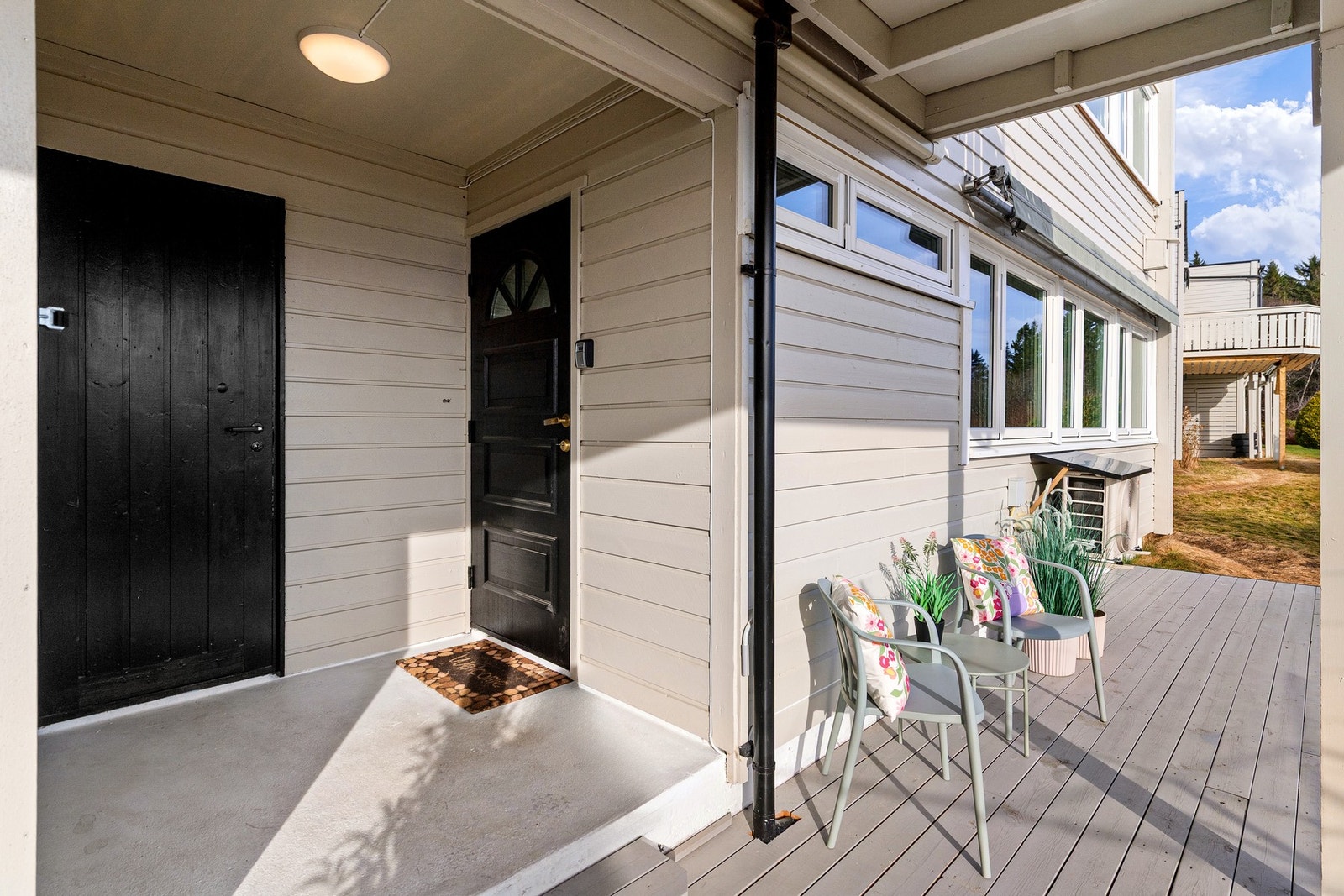 Overbygd inngangsparti med adkomst til bod. Galleribilde