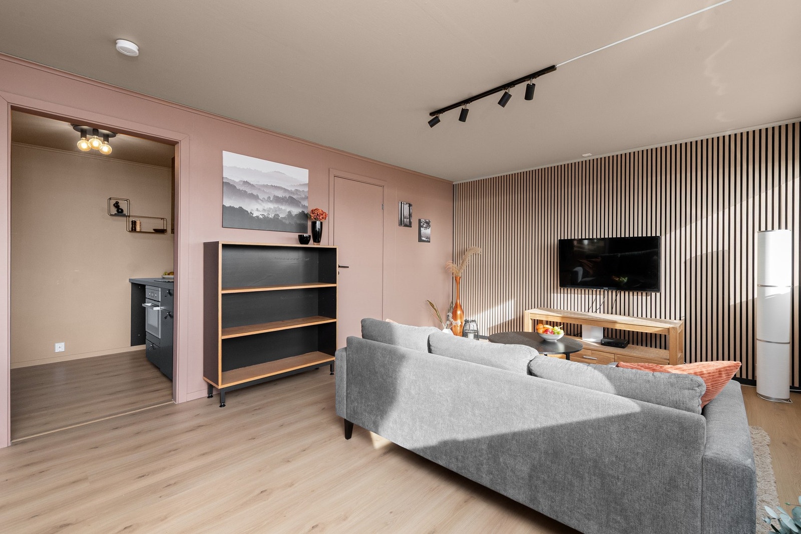 Romslig stue med tilkomst til kjøkken. Lyse behagelige farger og godt med lysinnslipp. Galleribilde