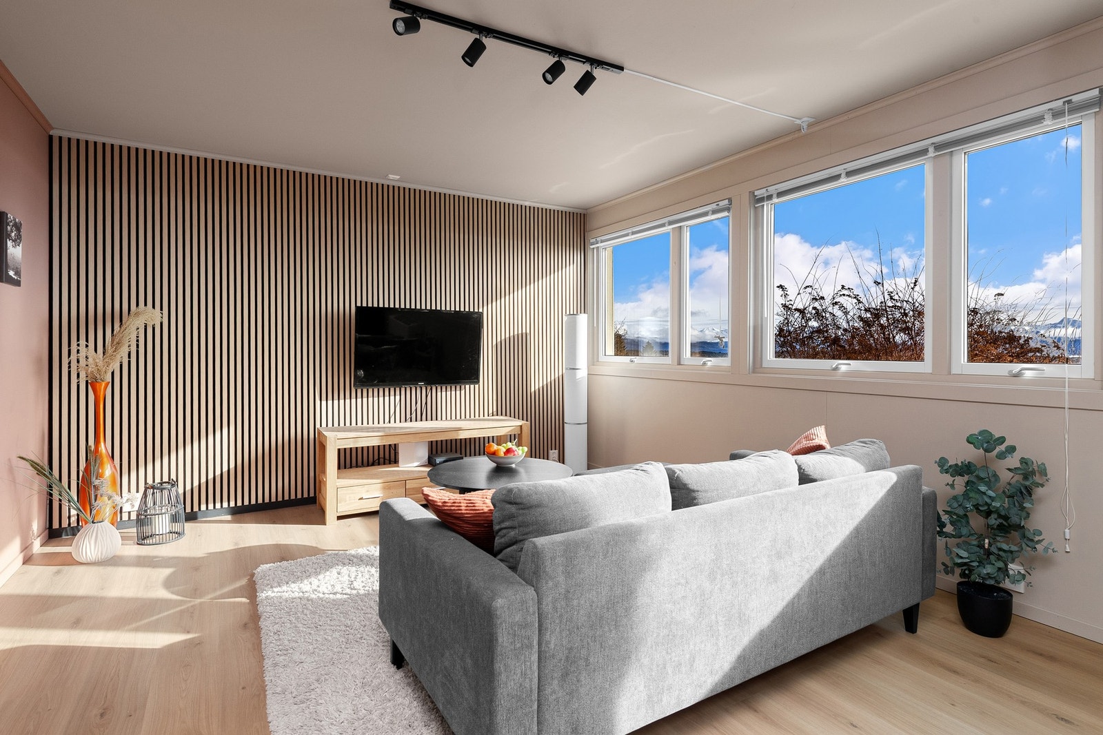 Leiligheten har laminat på gulvene i entré, stue og kjøkken, og en dekorativ spilevegg i stue. Galleribilde