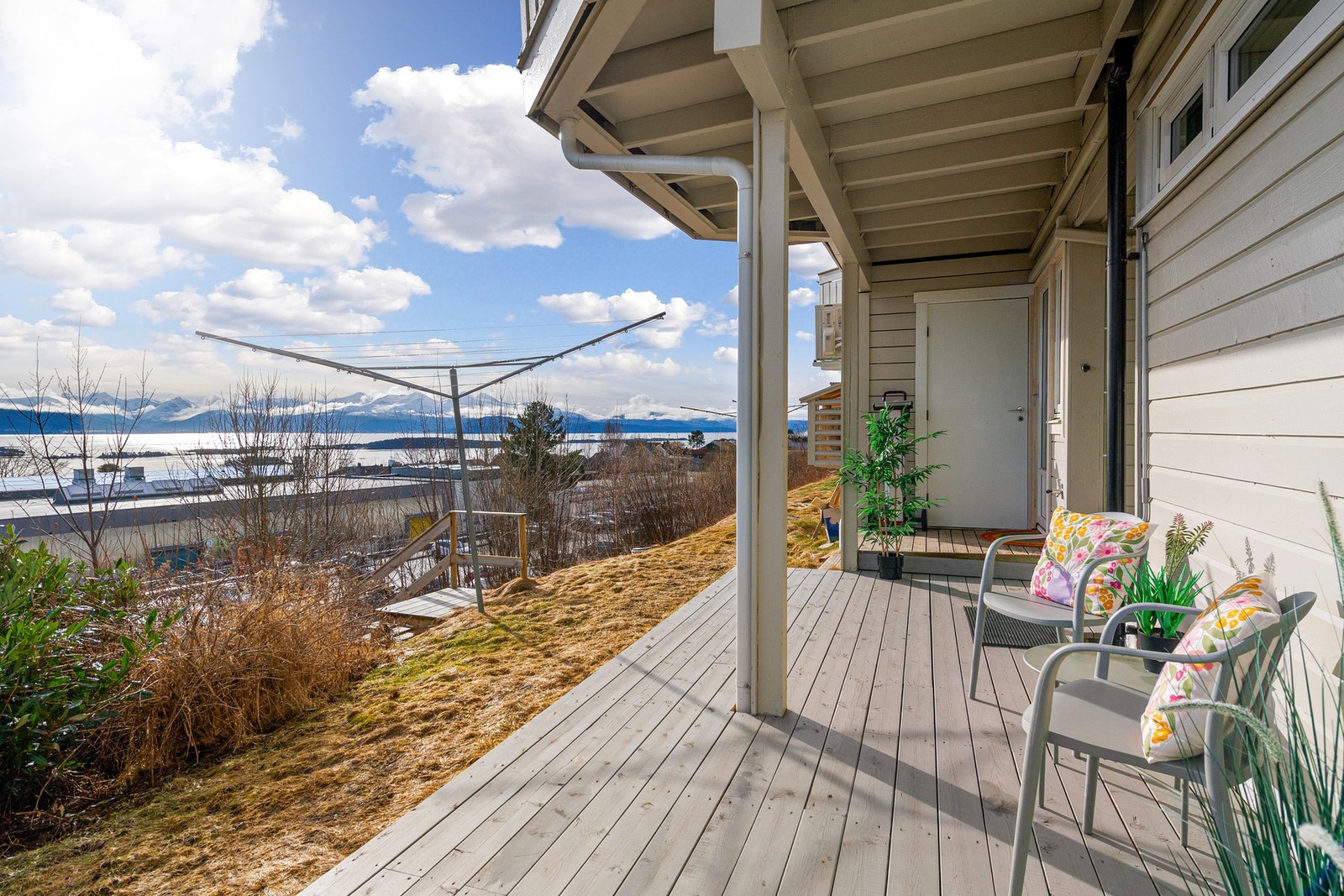 Markterrasse med nydelig utsikt og delvis overbygd. (18 m2) Galleribilde