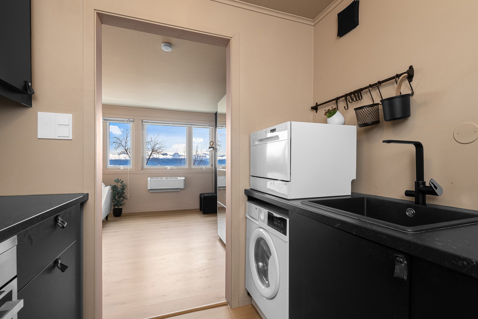 Integrert stekeovn og koketopp. Frittstående oppvaskmaskin, vaskemaskin og frys/kjøleskap. Galleribilde