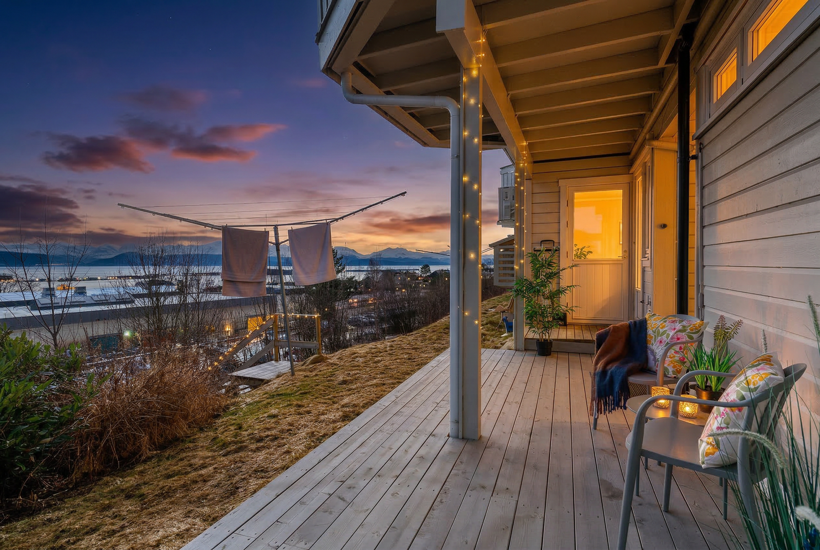 En praktisk og tiltalende andelsleilighet med flott utsikt. Leiligheten har sentralt beliggenhet i Molde med kort vei til Romsdal videregående skole. Lyssetting/solforhold i foto er redigert med KI og det tas forbehold om eventuelle feil. Galleribilde