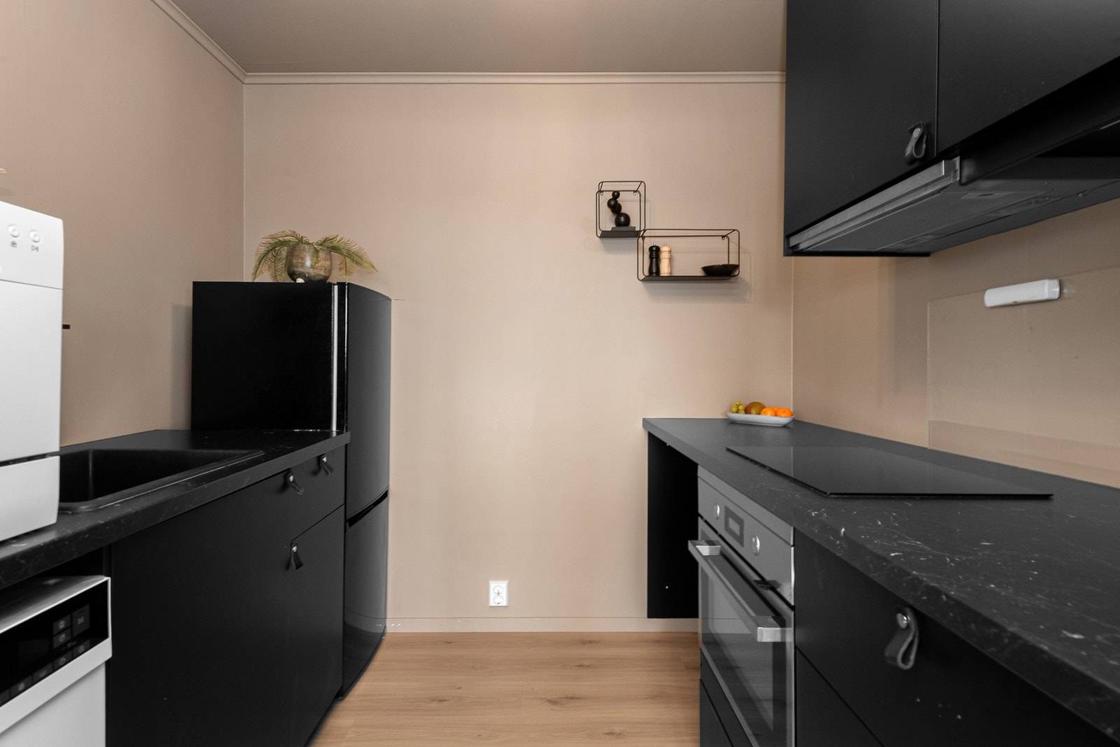 Ny kjøkkeninnredning i 2023. Kjøkkeninnredningen har glatte fronter med laminert benkeplate. Galleribilde