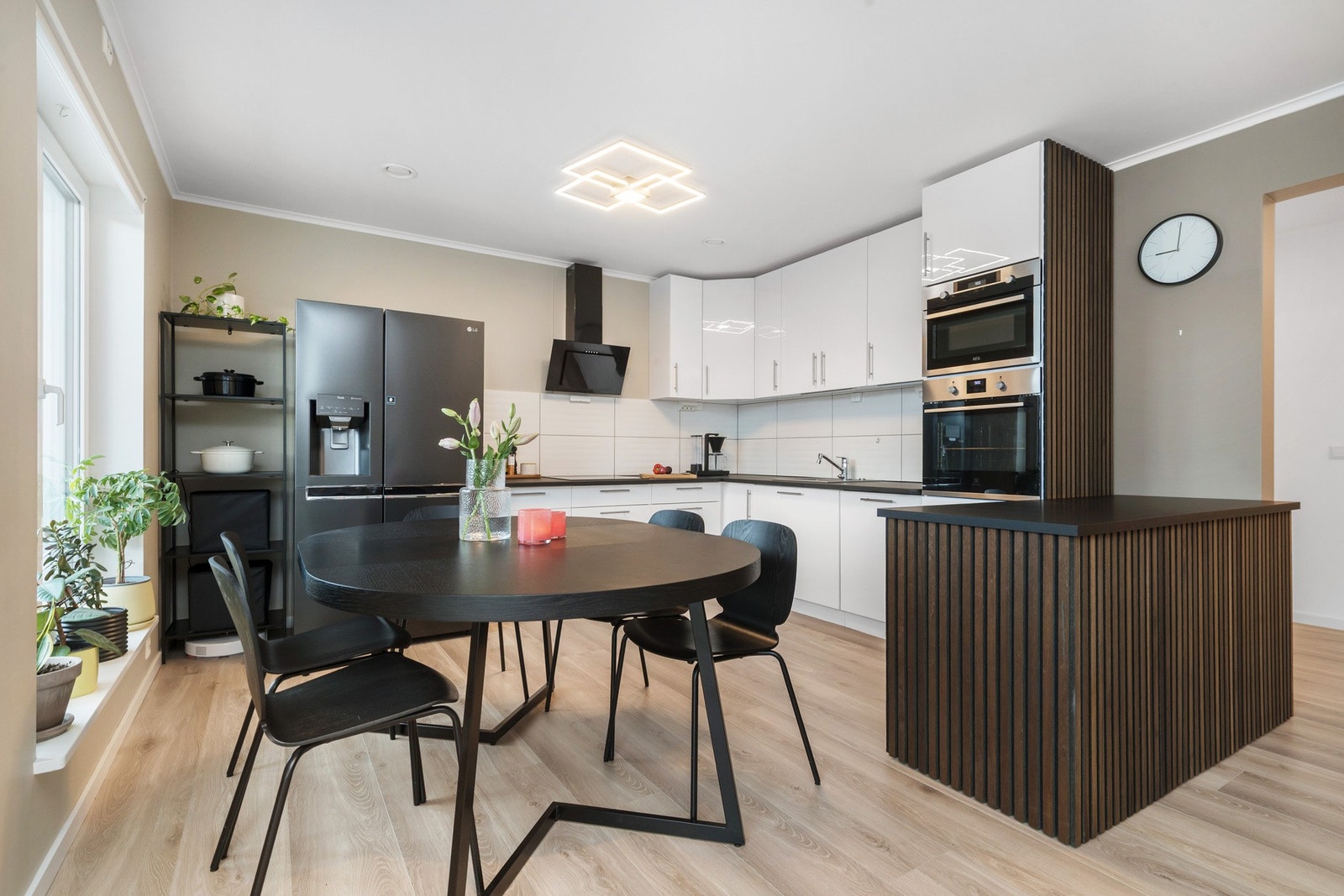 Boligen har en moderne kjøkkenløsning med åpen forbindelse til stuen. Det er flyttbar barløsning på hjul som fungerer som en fleksibel rominndeling. Galleribilde