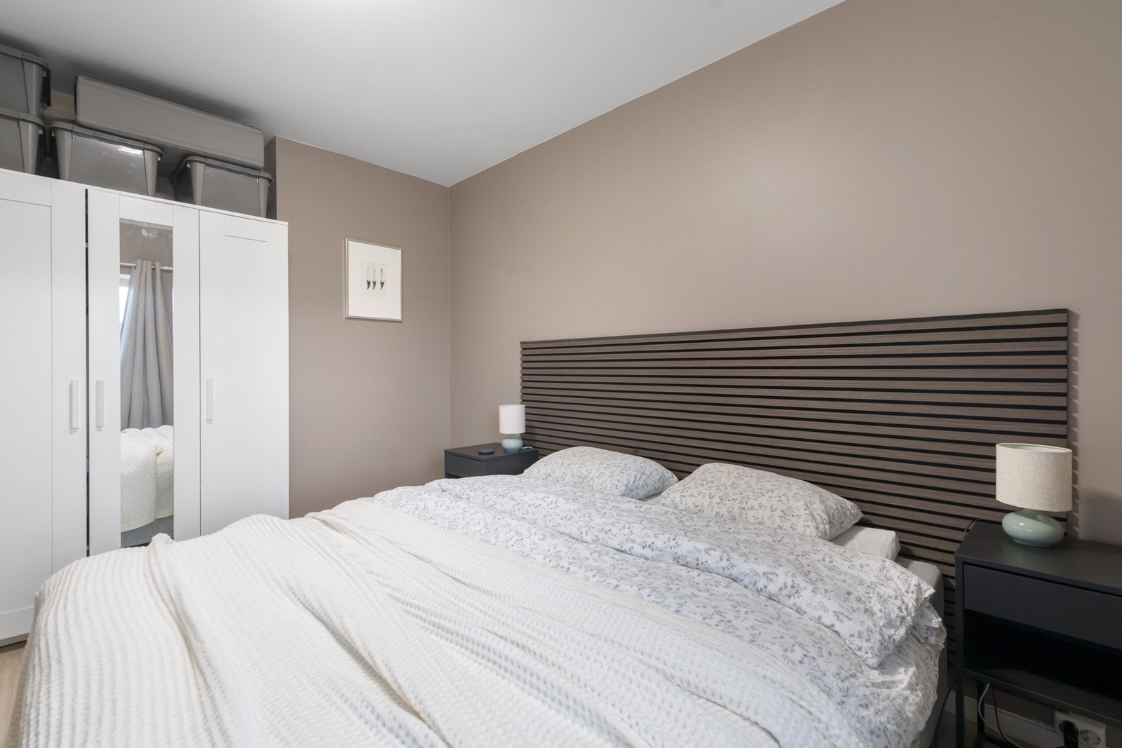 Soverommet er malt i rolige farge og har god plass til oppbevaring. Galleribilde