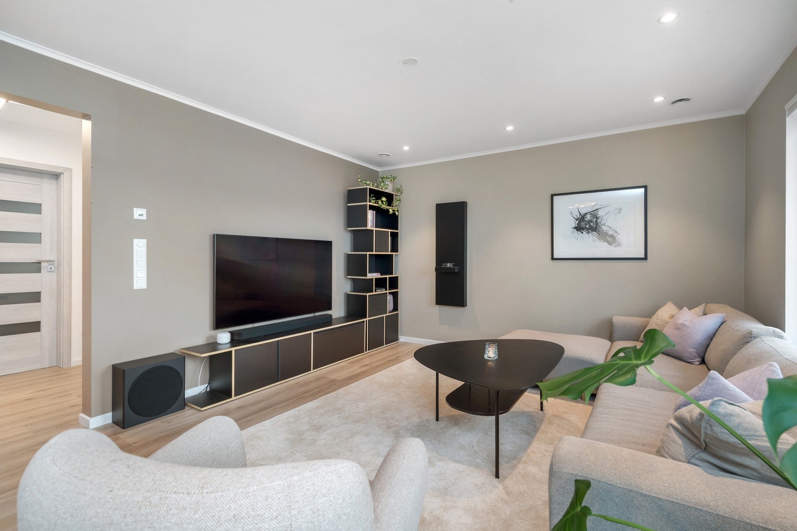 Boligen har gjennomgående pene overflater og alle rom er utstyrt med vannbåren varme. Galleribilde