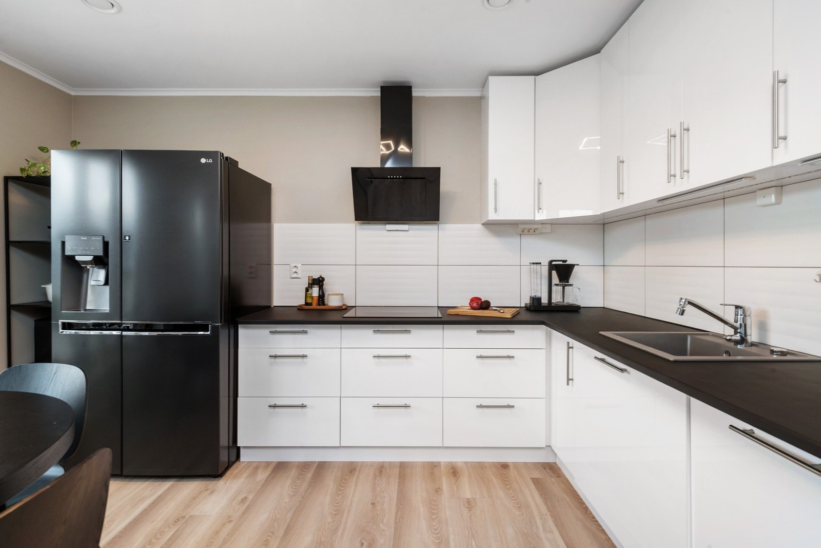 Kjøkkenet har integrerte hvitevarer som oppvaskmaskin, mikrobølgeovn, stekeovn og induksjonstopp. Frittstående kjøleskap. Galleribilde