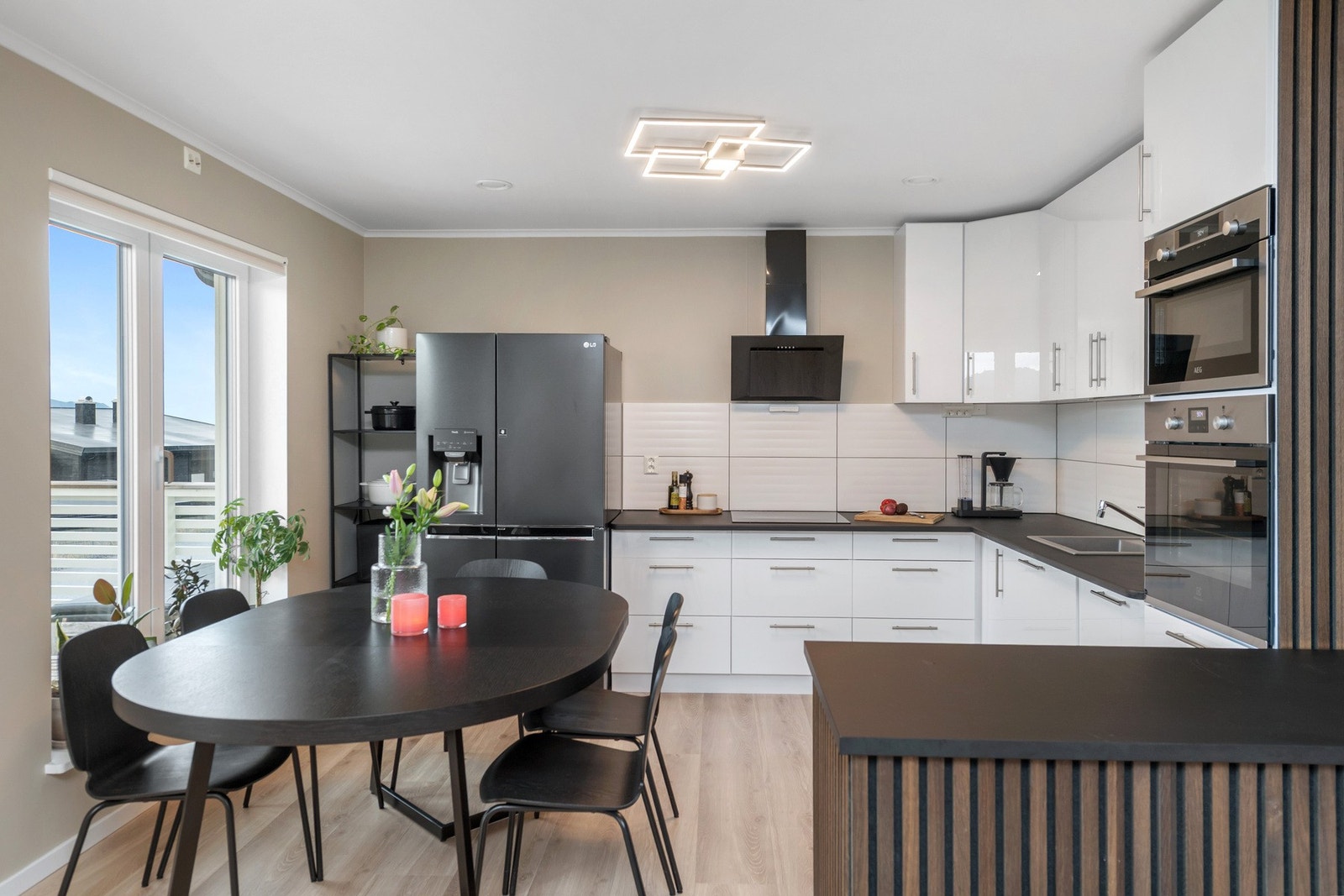 Kjøkken med spiseplass og store vindusflater for godt med lys. Galleribilde