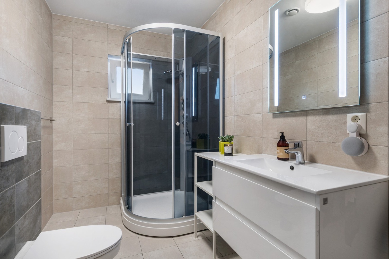 Bad i 2. etasje. Rommet har innstøpt vannbåren varme og keramiske fliser som overflate. Galleribilde