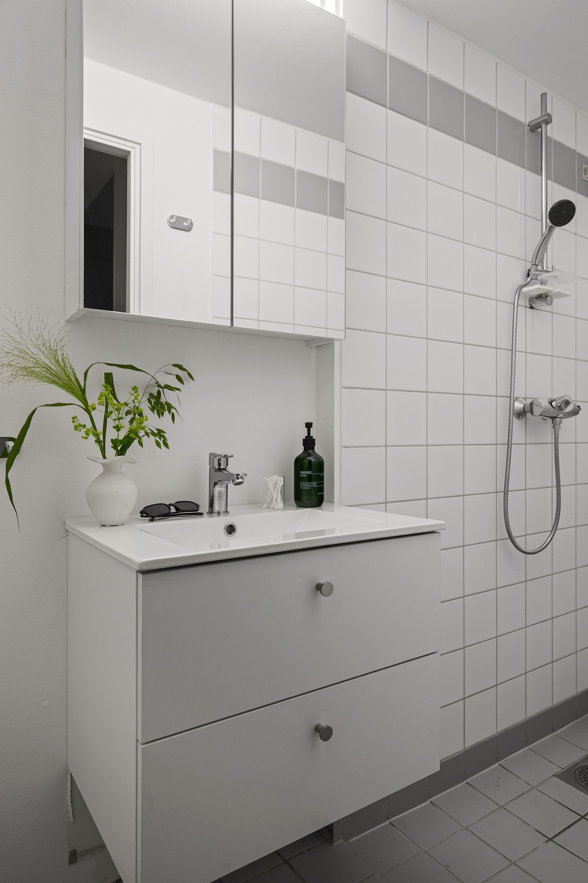 Lyst og delvis flislagt bad/wc. Badet har behagelige varmekabler i gulv. Galleribilde