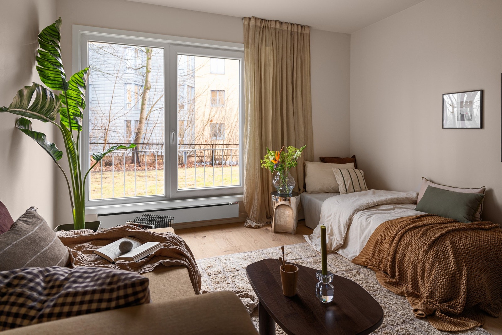 Det er fransk balkong med stor vindusflate som gir mye dagslys inn i leiligheten. Galleribilde