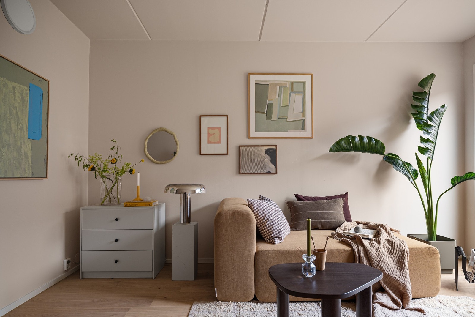 Her er det fin plass for sofa med tilhørende møblement og seng. Galleribilde