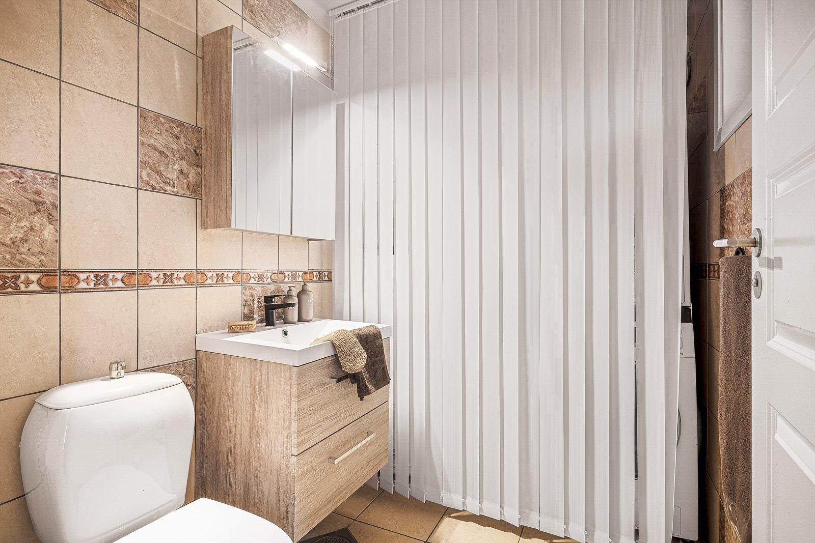 Baderom i hovedetasje med opplegg til vaskemaskin Galleribilde