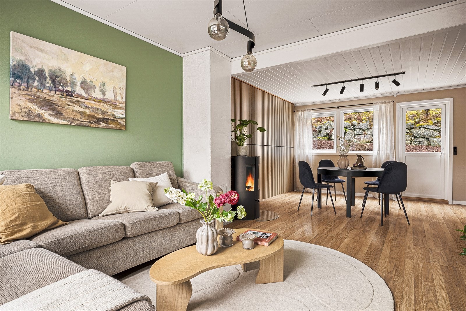 Romslig stue med god plass til sittegruppe Galleribilde