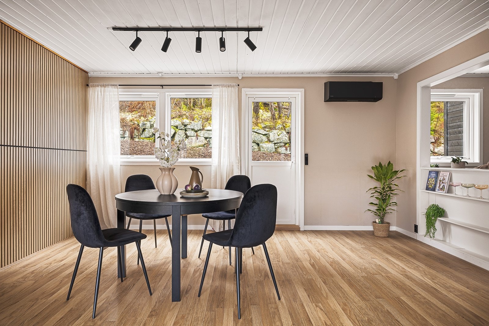 Spisegruppen får sin naturlige plass mellom kjøkken og stue Galleribilde