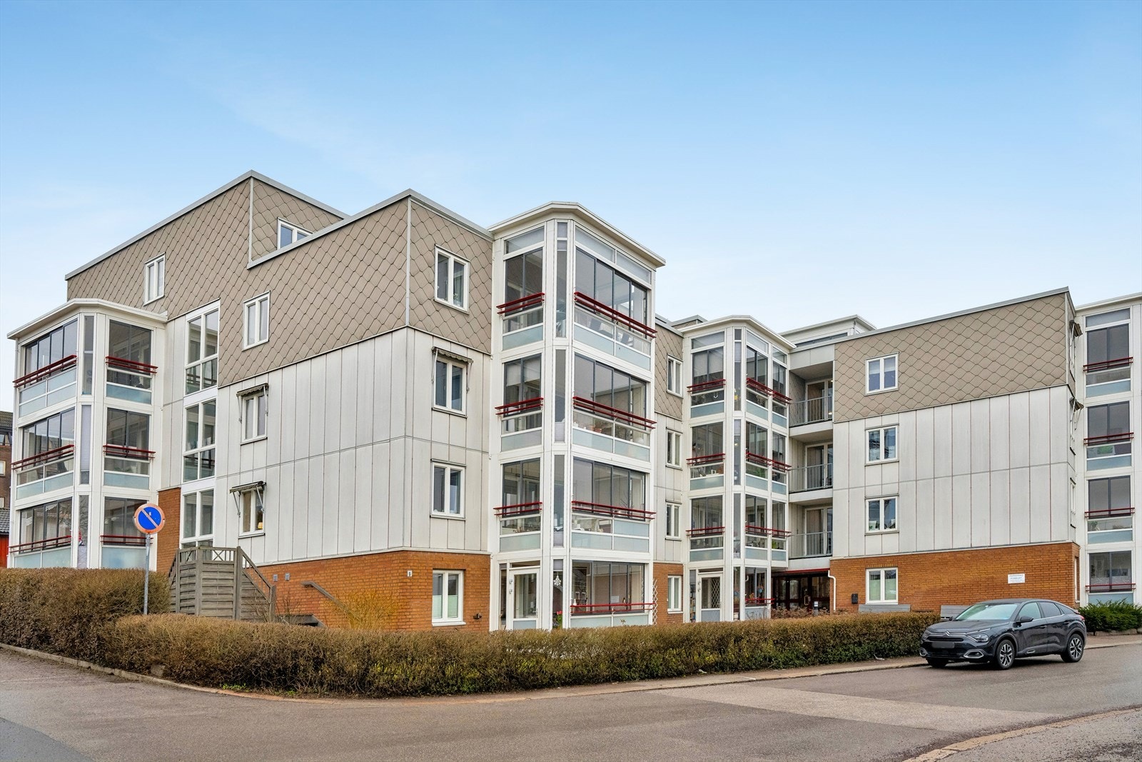 Fasade øst med felles inngangsparti. Parkering i gata etter gjeldende regler. Galleribilde