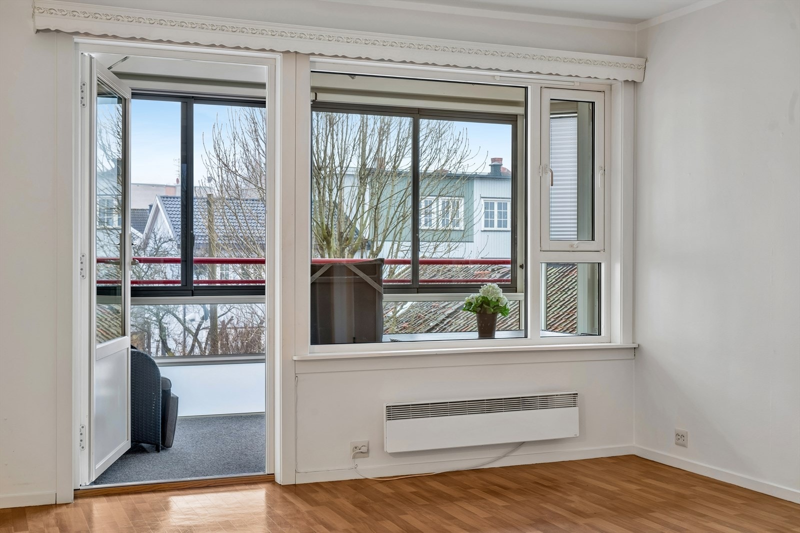 Stue med direkte utgang til den innglassede balkongen. Galleribilde
