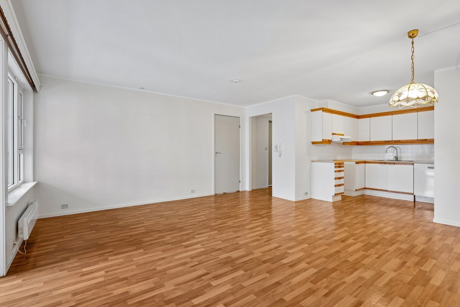 Stue/kjøkken med god plass til sofagruppe og spisestue. Galleribilde