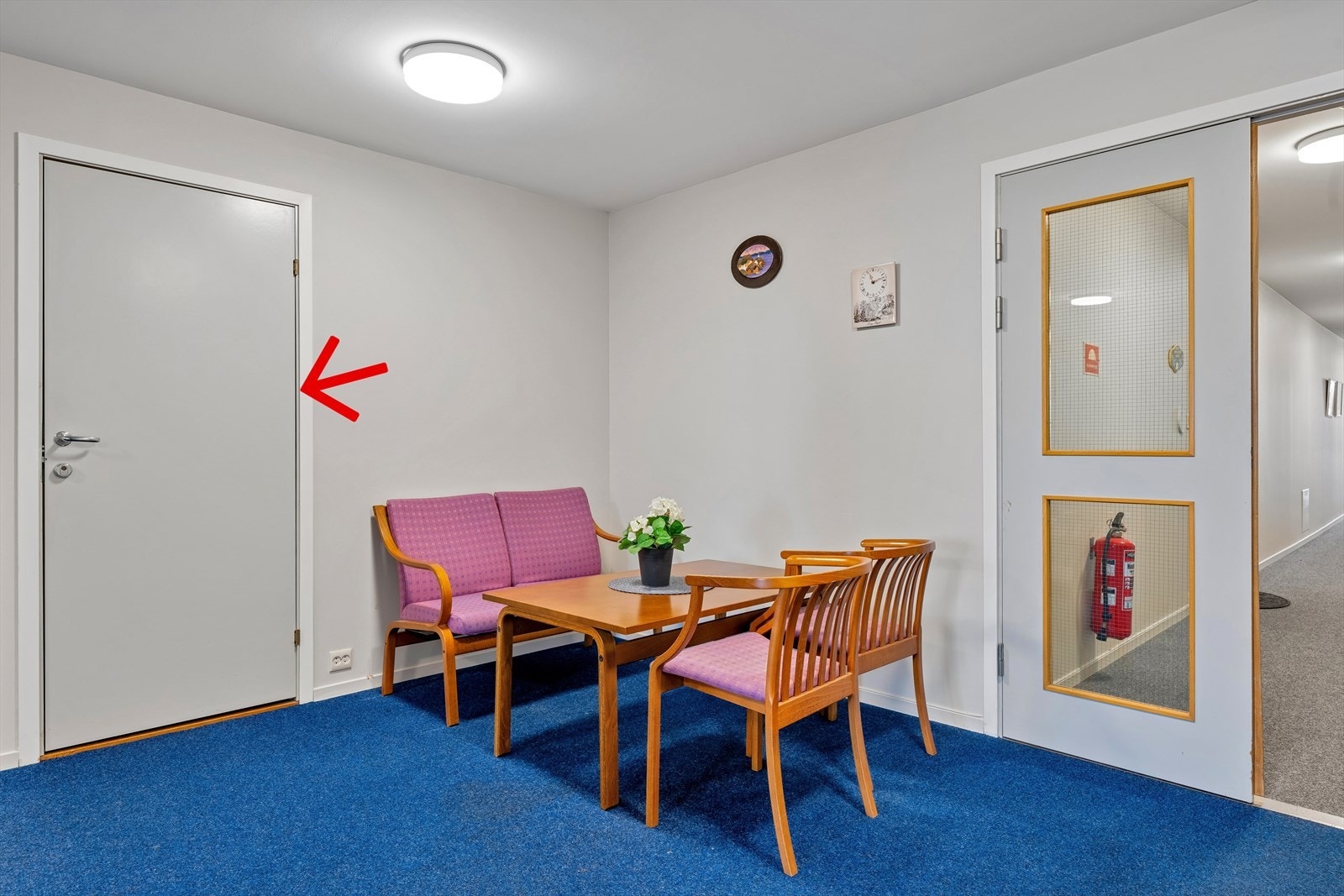 2 boder, hvor av en er rett bortenfor inngangsdøren til leiligheten. Galleribilde