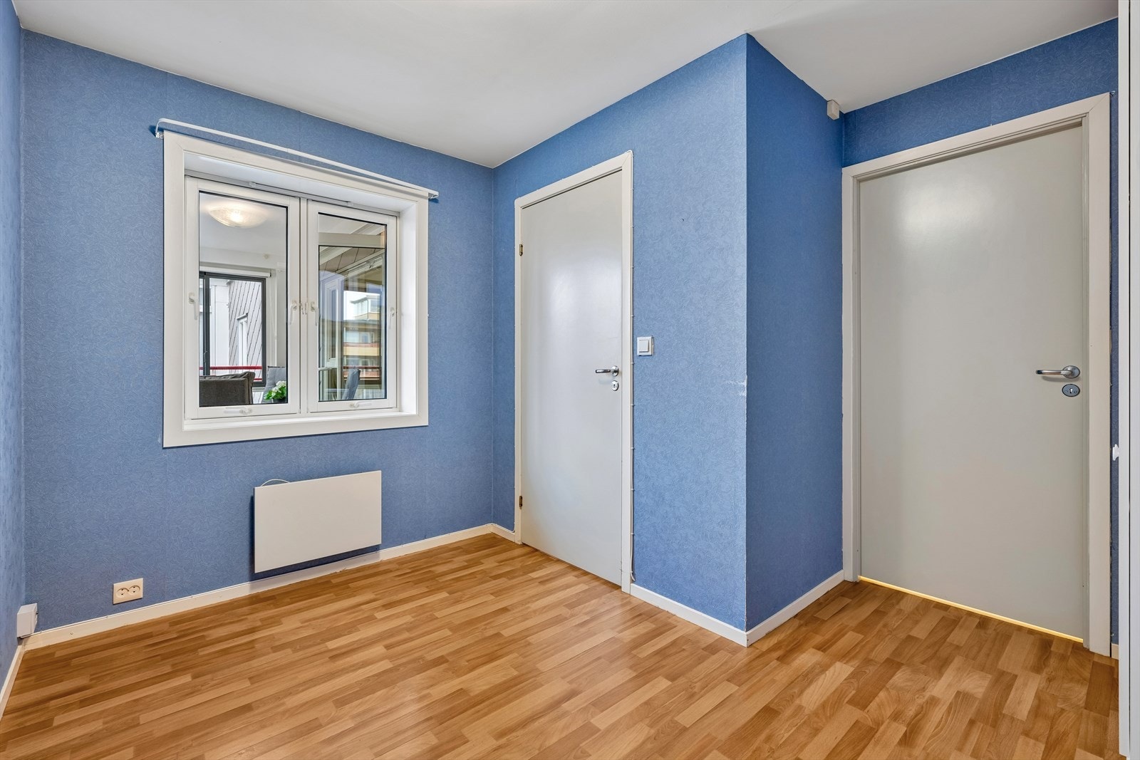 Soverom 2 garderobeskap og inngang til bod. Galleribilde