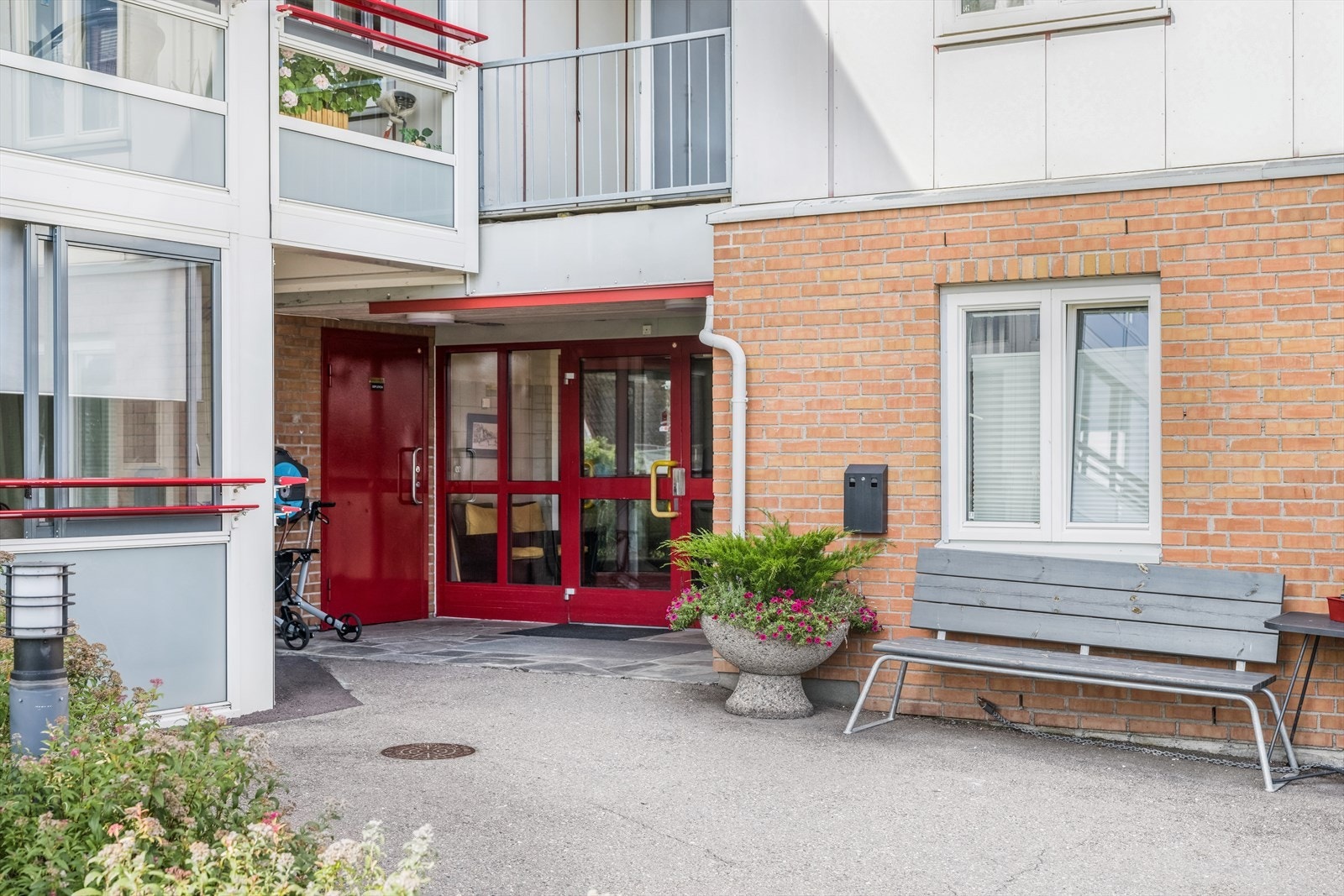 Felles inngangsparti med porttelefon. Galleribilde