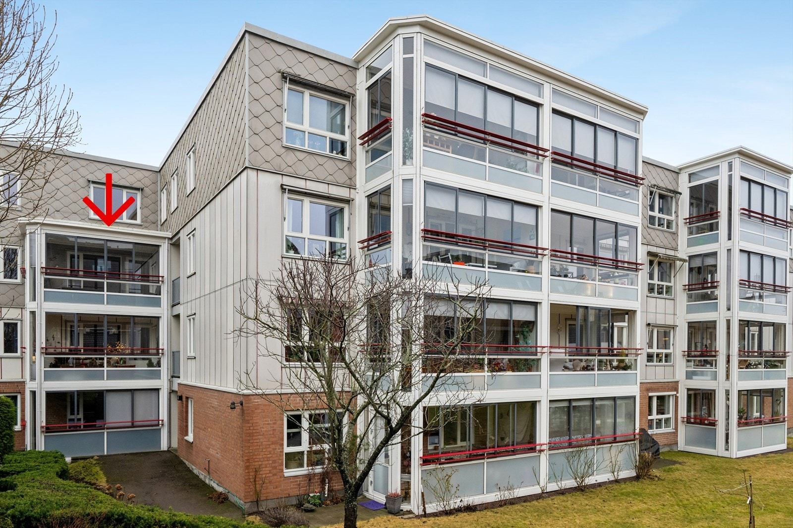Rolig og usjenert beliggenhet i 3. etasje på baksiden av bygningen. Galleribilde
