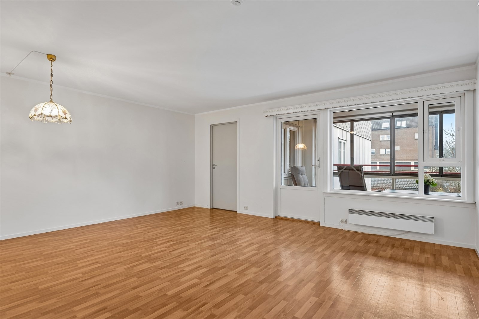 Hyggelig stue med god plass til sofagruppe og spisestue. Galleribilde