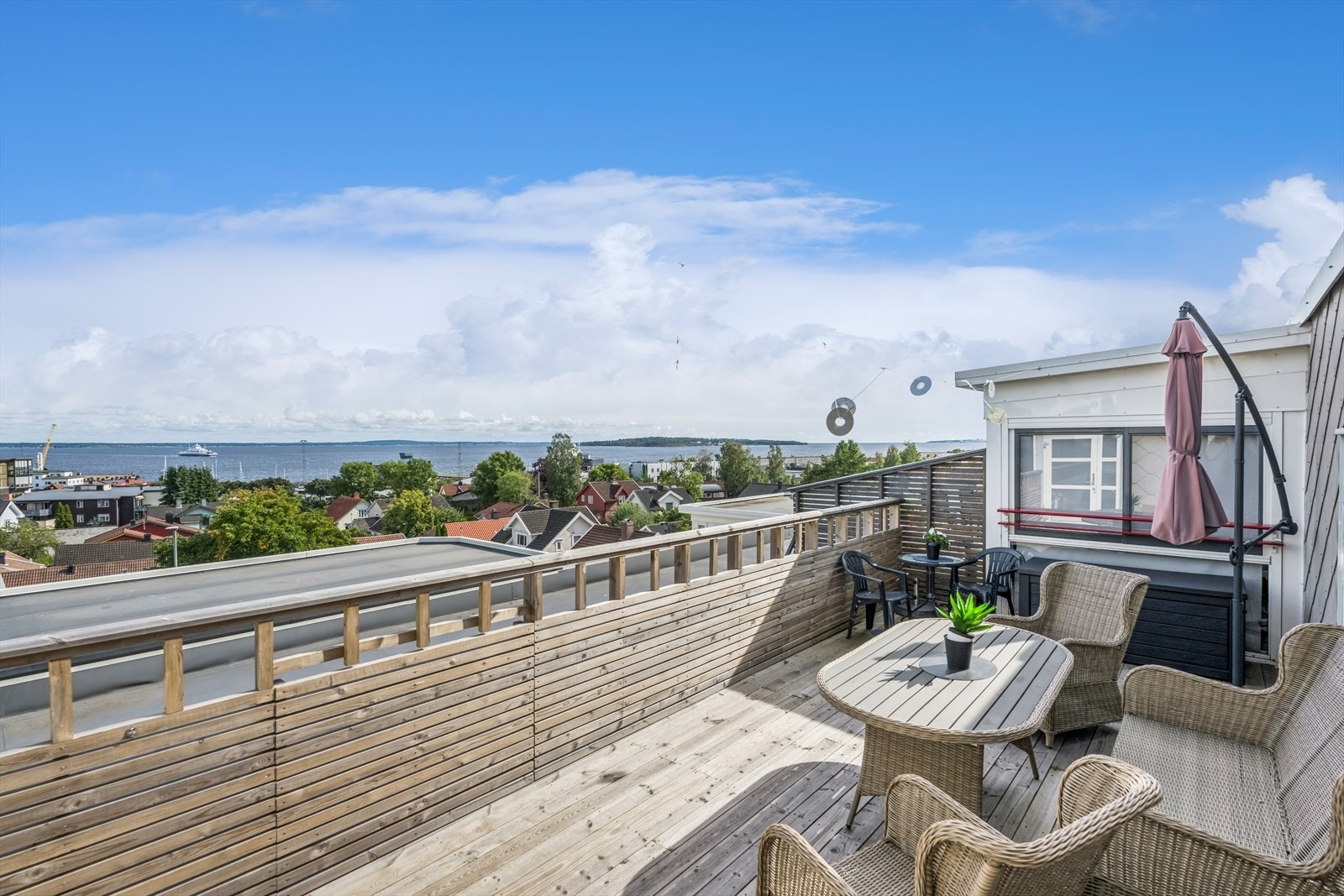 Flott felles takterrasse med panorama sjøutsikt. Galleribilde