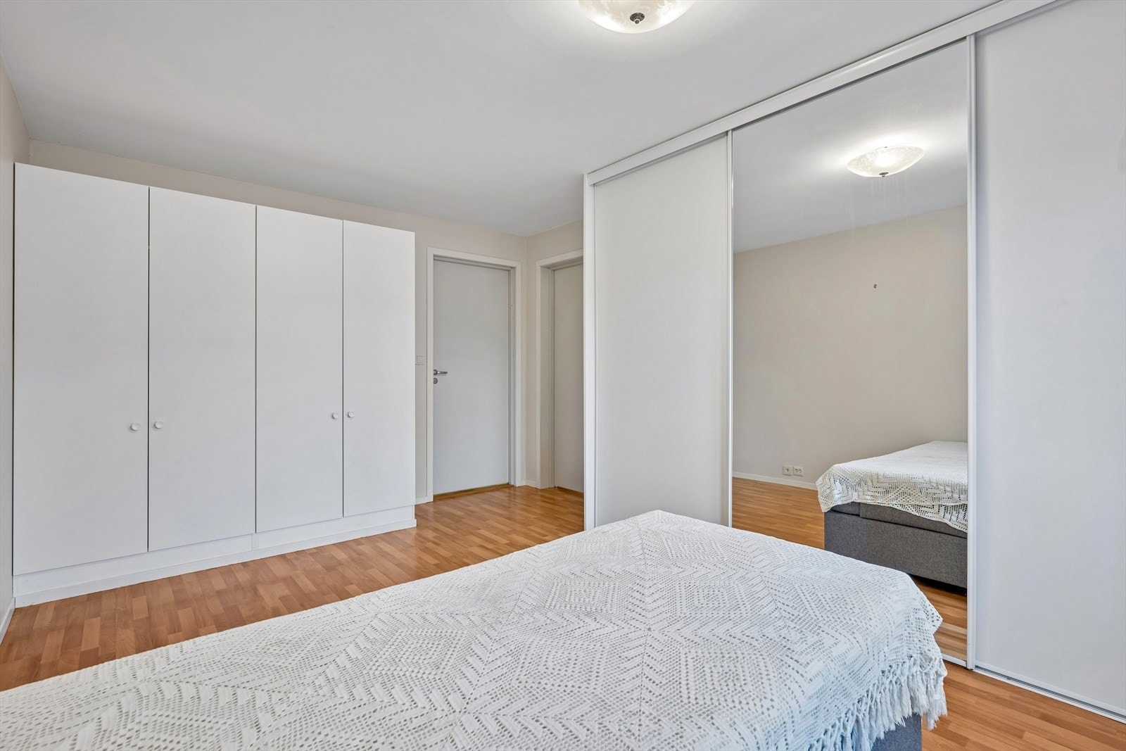 Soverom 1 med garderobeskap og skyvedørsgarderobe. Galleribilde