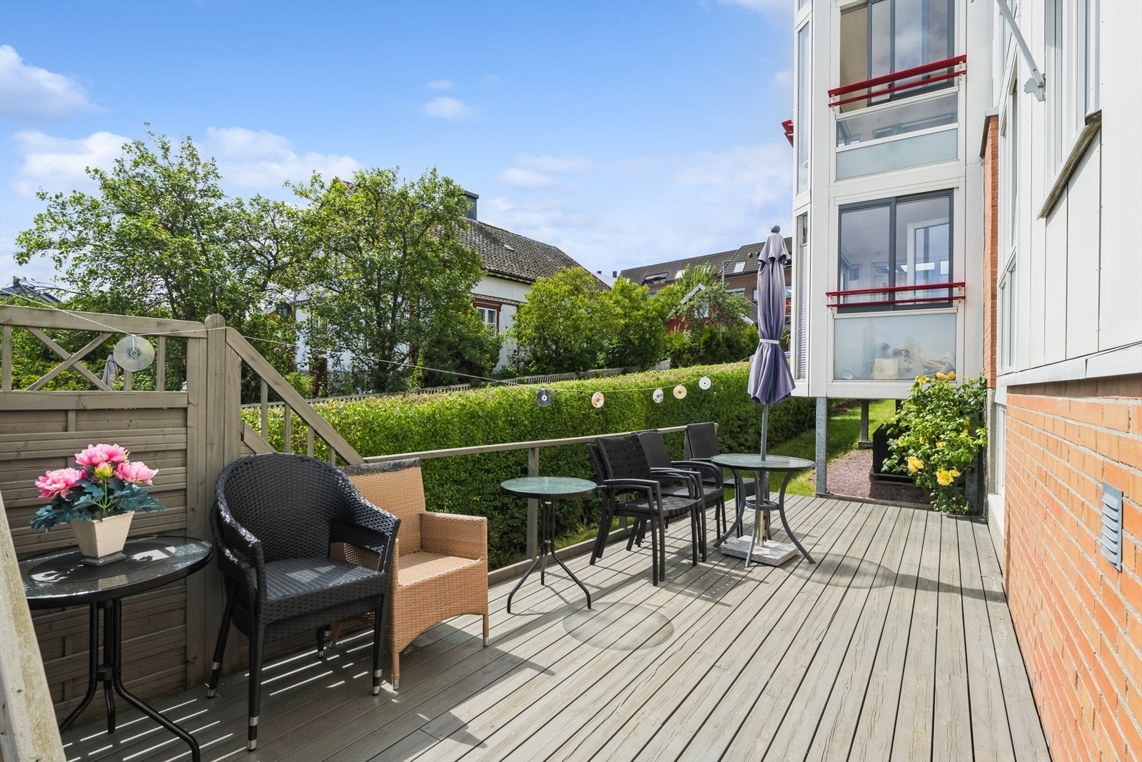 Felles solrik uteplass på sydveggen av bygningen. Galleribilde