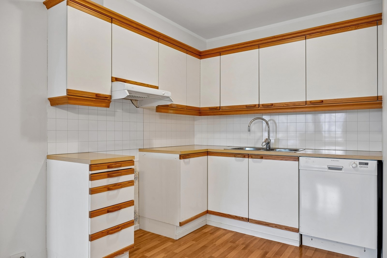Kjøkken med innredning fra 1990. Ny og ubrukt ventilator medfølger, samt oppvaskmaskin. Galleribilde