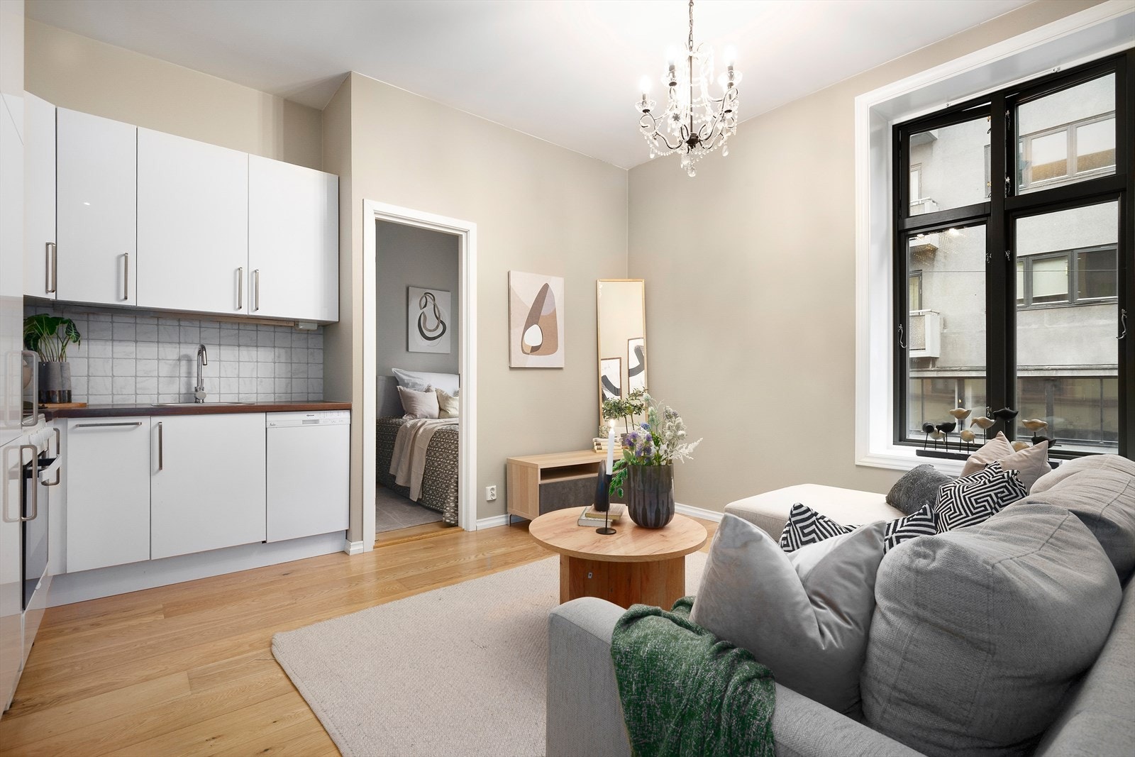 Stue og kjøkken i åpen løsning skaper en sosial og arealeffektiv planløsning. Galleribilde