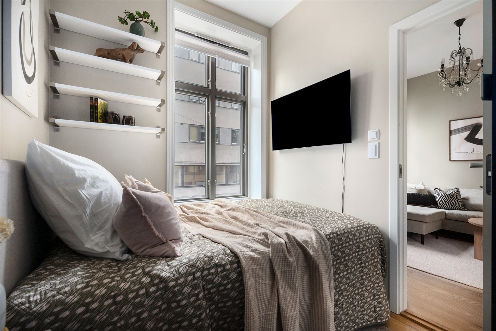 Boligen har et eget soverom med god plass til dobbeltseng. Galleribilde