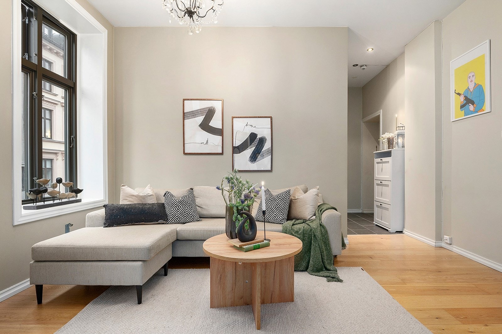 Stue med god takhøyde og plass til både sofakrok og en mindre spiseplass. Galleribilde