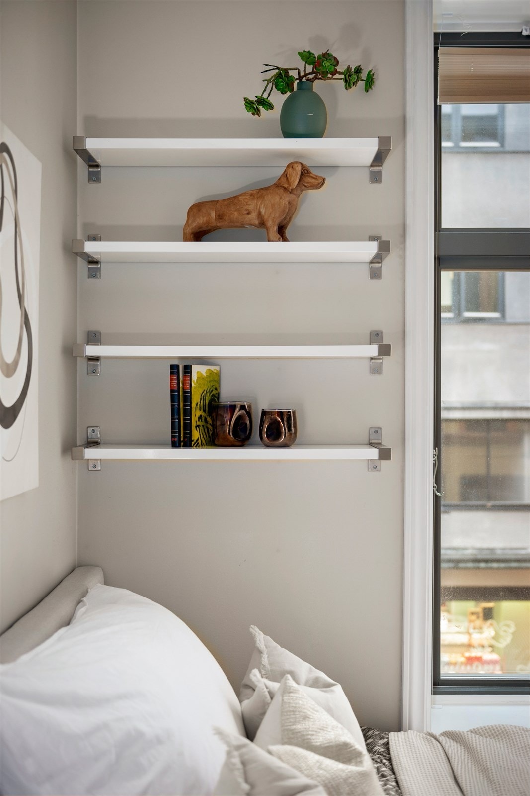 Smarte oppbevaringsløsninger bidrar til god funksjonalitet på soverommet. Galleribilde