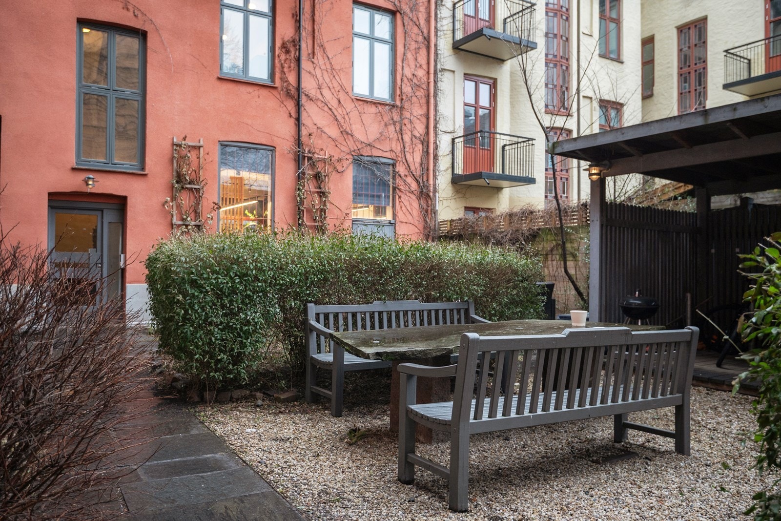 Skjermet uteplass i rolig gårdsrom - en sjelden kvalitet midt på Grünerløkka. Galleribilde