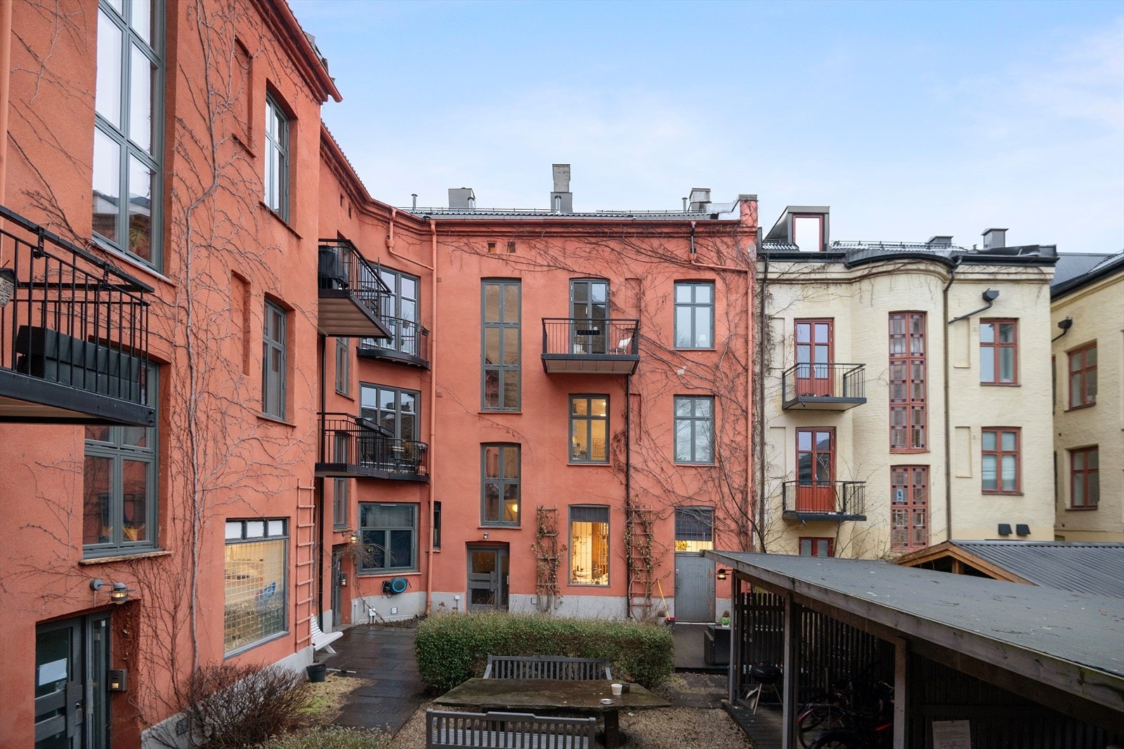 Her finner du også sykkelparkering og felles grill. Galleribilde