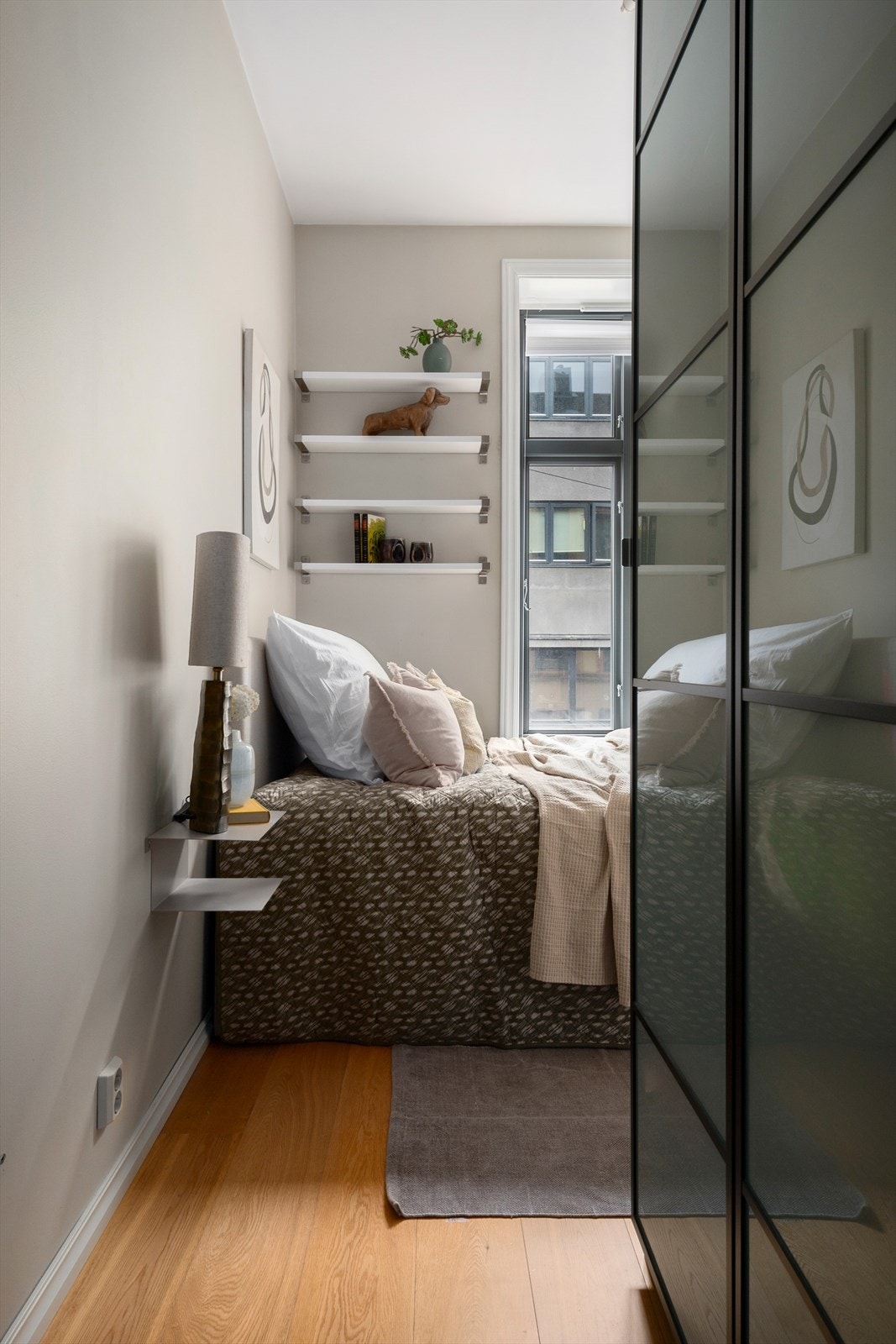 God garderobeplass på soverommet. Galleribilde