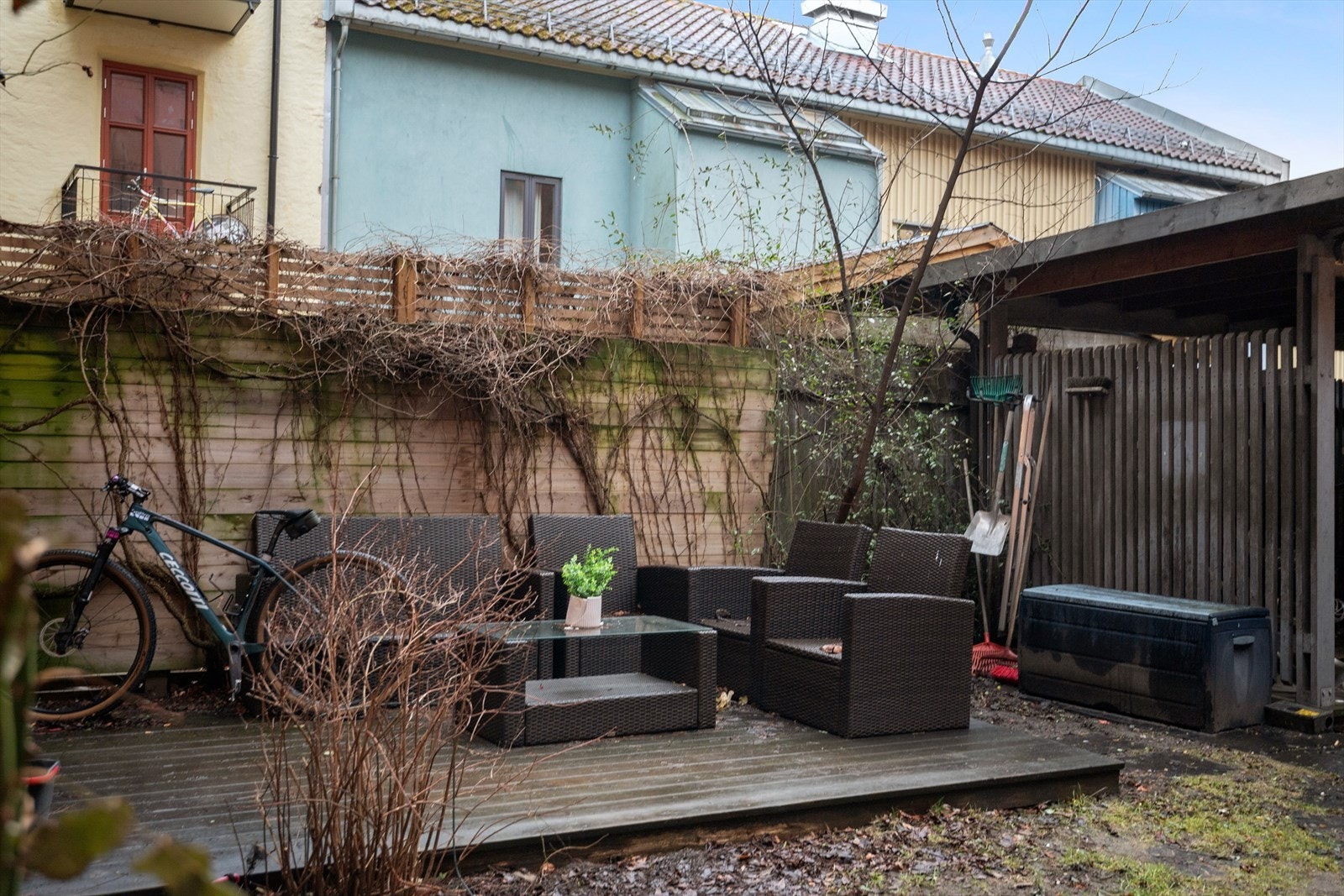 Bakgården er et trivelig samlingspunkt i sommerhalvåret, med sitteplasser og hyggelig miljø. Galleribilde