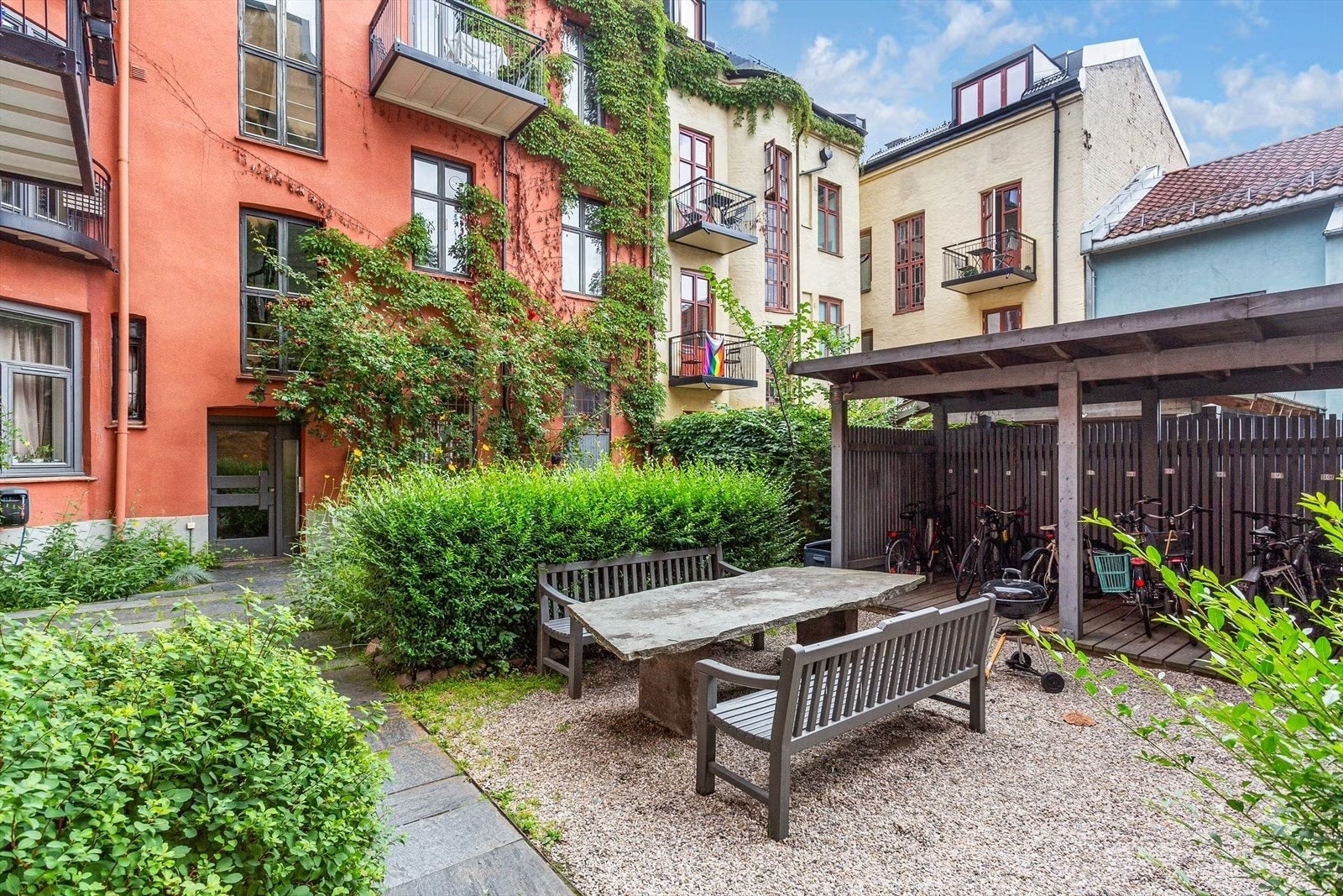 Veldig hyggelig og opparbeidet bakgård med beplantning og sittegrupper. Galleribilde