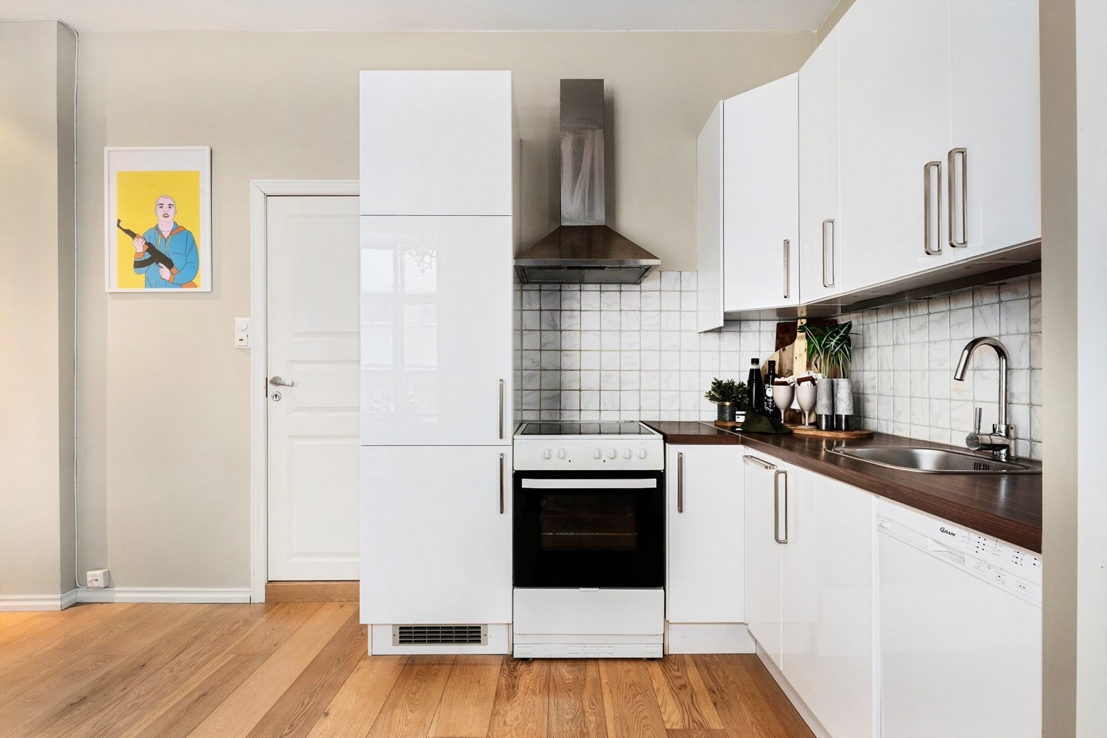 Pent kjøkken med lyse fronter og effektiv utnyttelse av plassen. Galleribilde